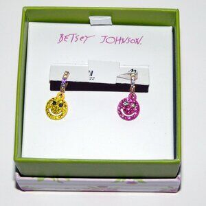 Betsey Johnson Gold Tone One Love Smiling Face Mismatch Huggie Hoop Earrings NIB